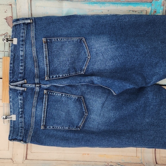 Good American Twist Seam Crop Straight Leg Jean - Picture 7 of 11